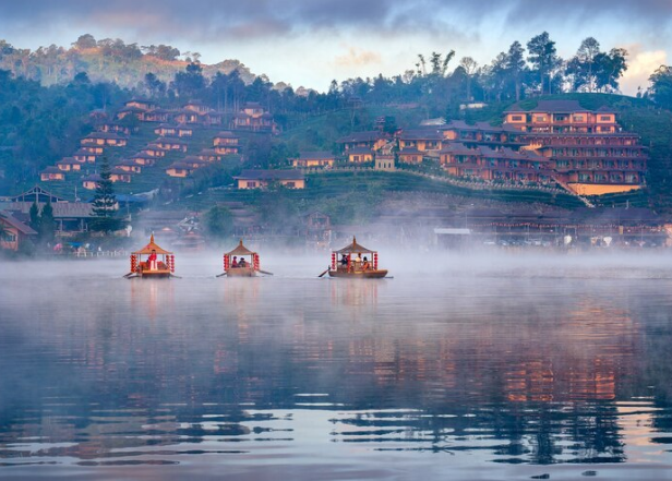 tourists-take-boat